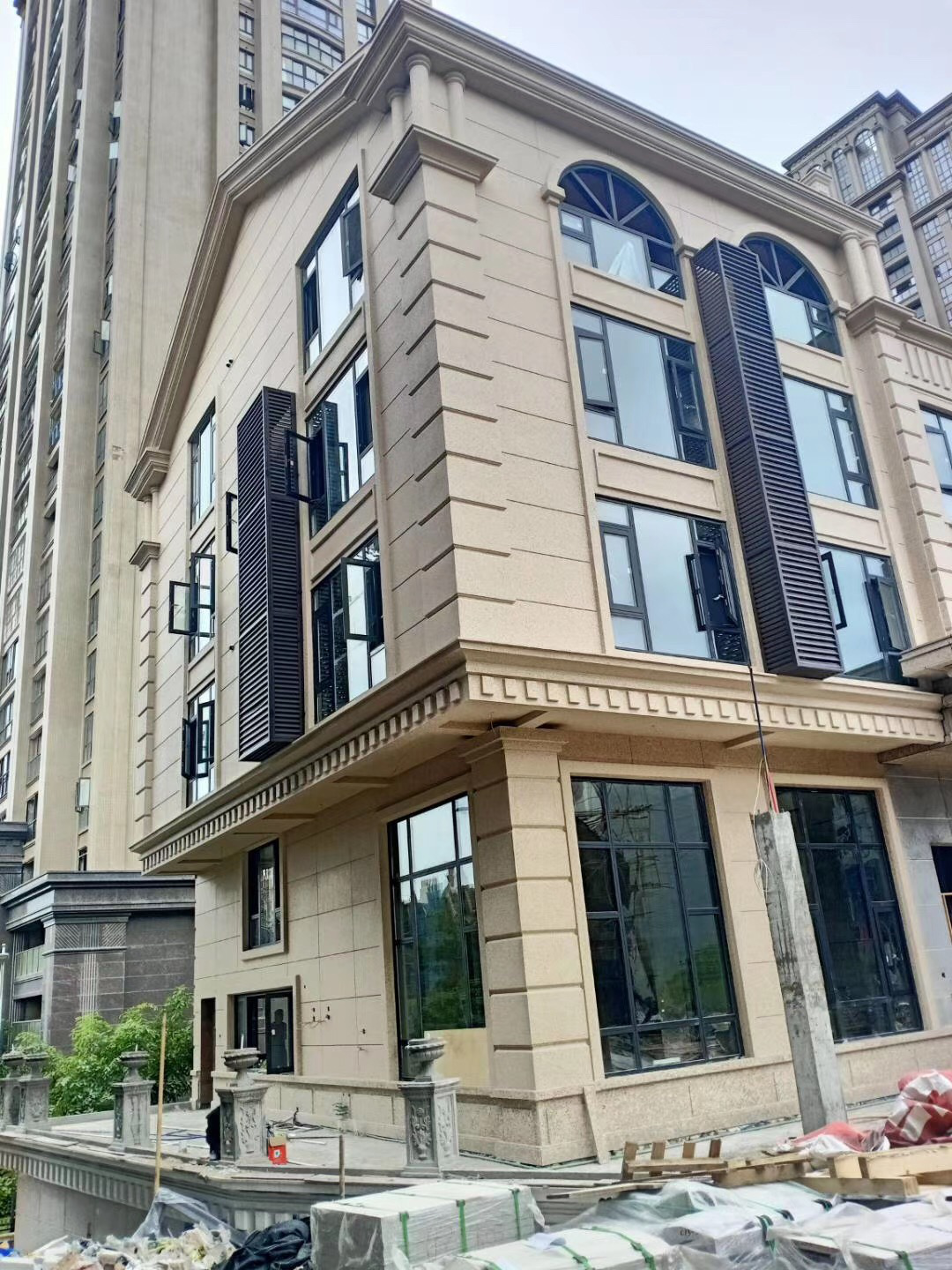 金九银十装修淡季|欧铂曼门窗天下装置排场火爆